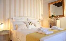 Historic Center - Elegant Apartment With Charming Antiques - Raffaello Inn